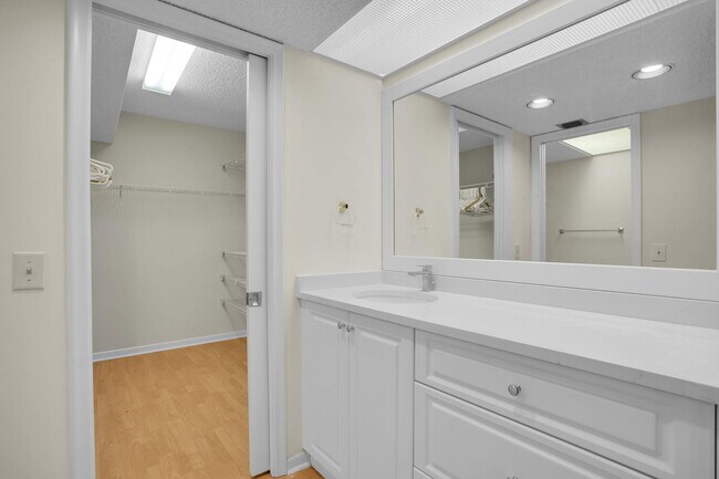 Building Photo - 1605 Abaco Dr