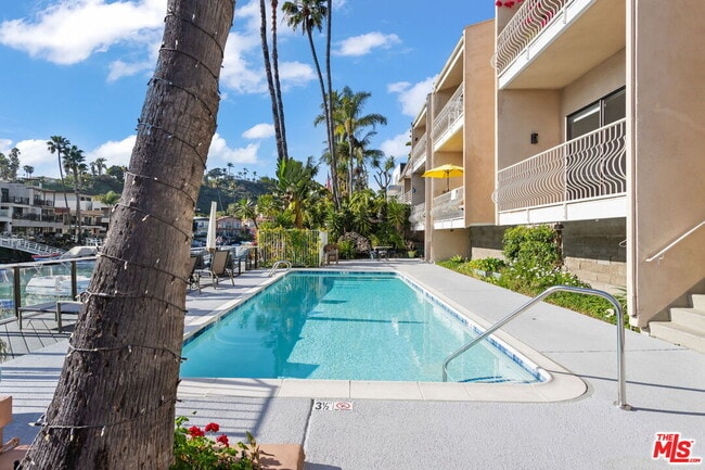 Building Photo - 4637 Park Dr