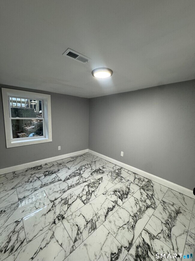 Building Photo - 231 Davenport Ave