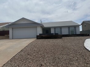 Building Photo - 3 Bedroom 2 Bathroom Home Close Neighborhood Wal Mart and NMSU-A