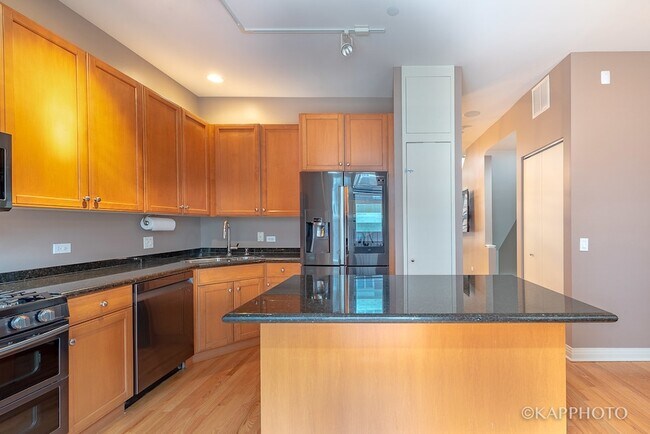 Building Photo - 1117 W Monroe St