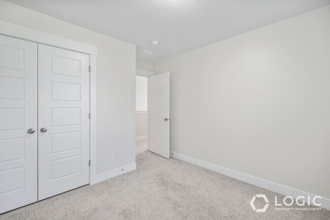 Building Photo - Beautiful Townhome in Amazing Location.
