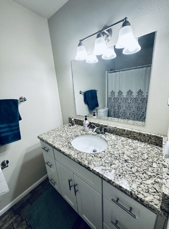 Building Photo - Charming Pet-Friendly Rental Available Now!