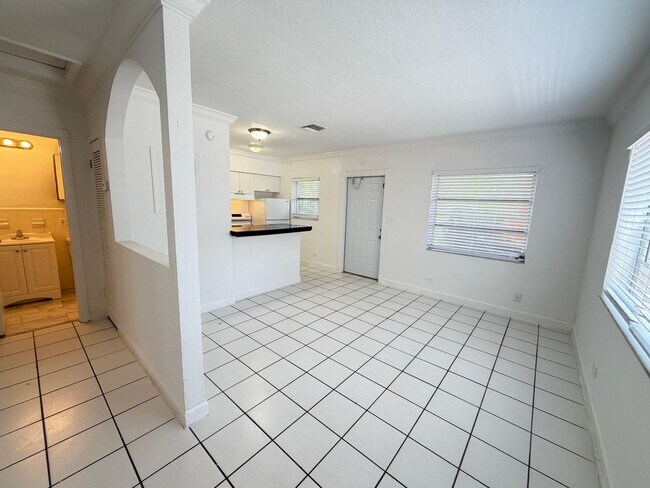 Building Photo - 715 SW 14th Ave