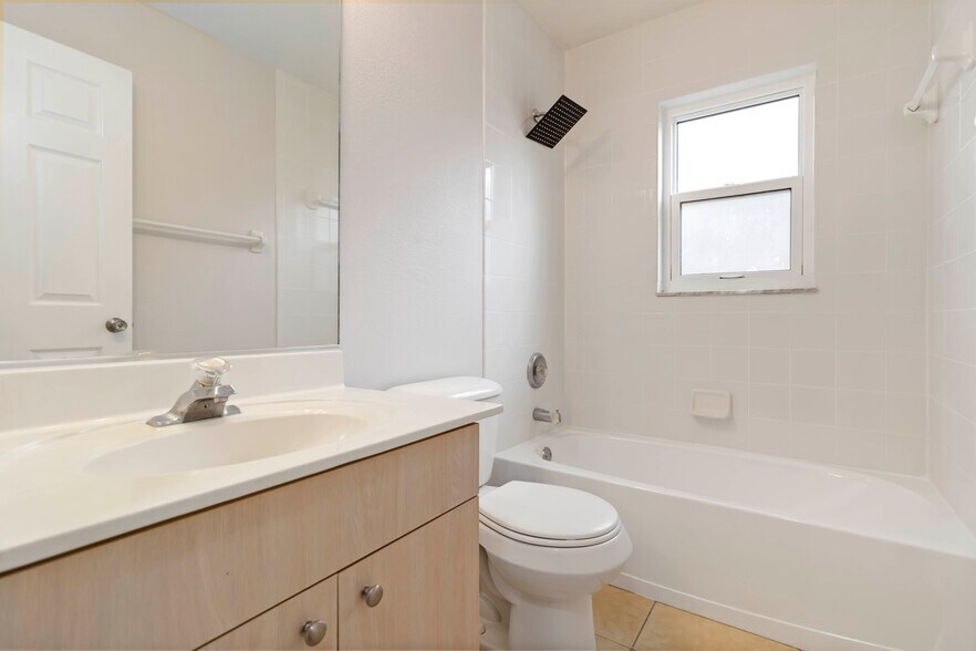 Building Photo - 1612 Summer Breeze Way