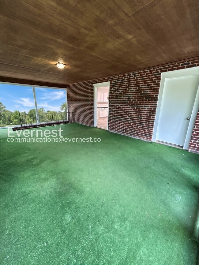 Building Photo - 112 Tabor St