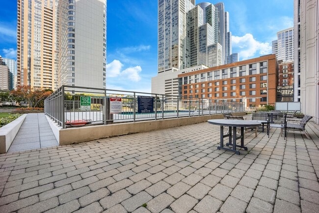 Building Photo - 1250 S Michigan Ave