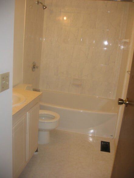 Full bathroom - 8258 Larkspur Dr