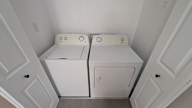 Building Photo - 2 Bedroom Condo Unit in the Colonia Coronita Chandler Townhomes Community Near E Chandler Rd and ...