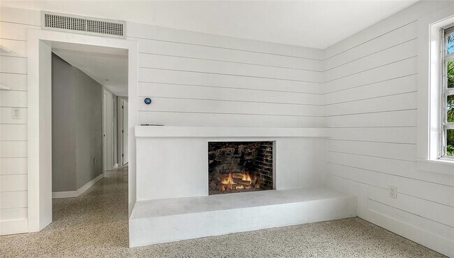Building Photo - 7665 Sanderling Rd