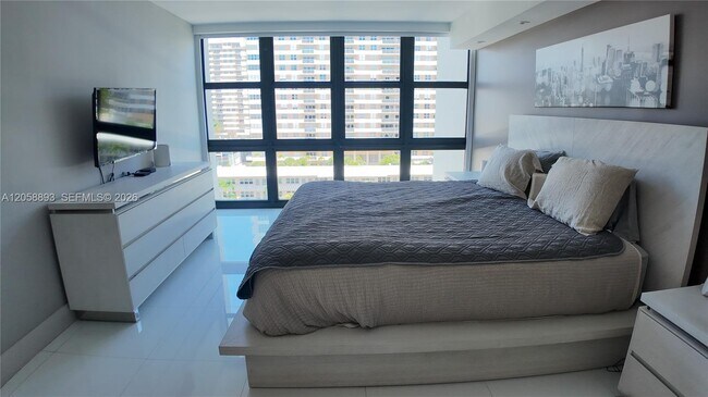 Building Photo - 2049 S Ocean Dr