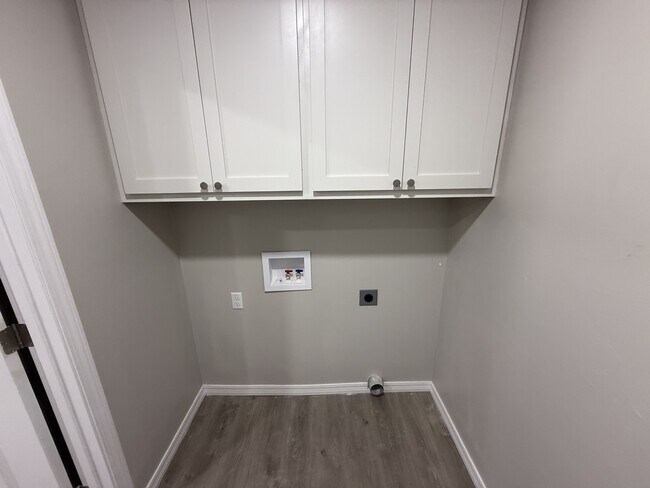 Building Photo - 220 N Johnston Ave