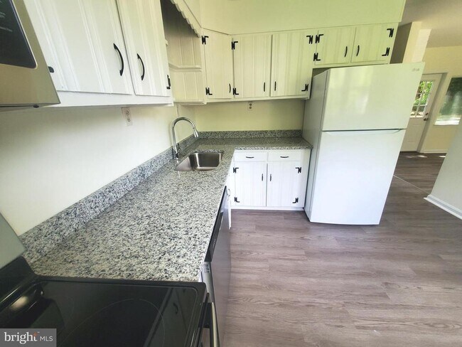 Building Photo - 161 Cooper Rd