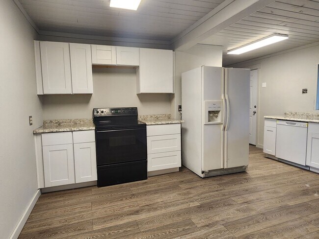 Building Photo - Newly Renovated Pet Friendly 2 Bed / 1 Bat...