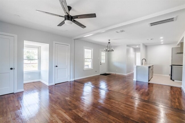 Building Photo - 1819 Pecan St