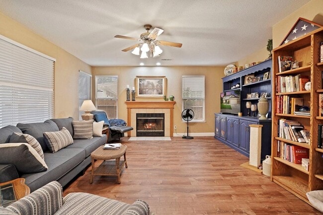 Building Photo - Home located in prestigious Glenbriar Estates