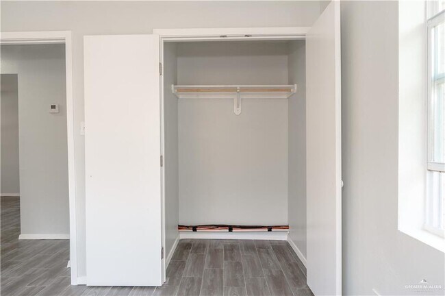 Building Photo - 25 Quince Ave