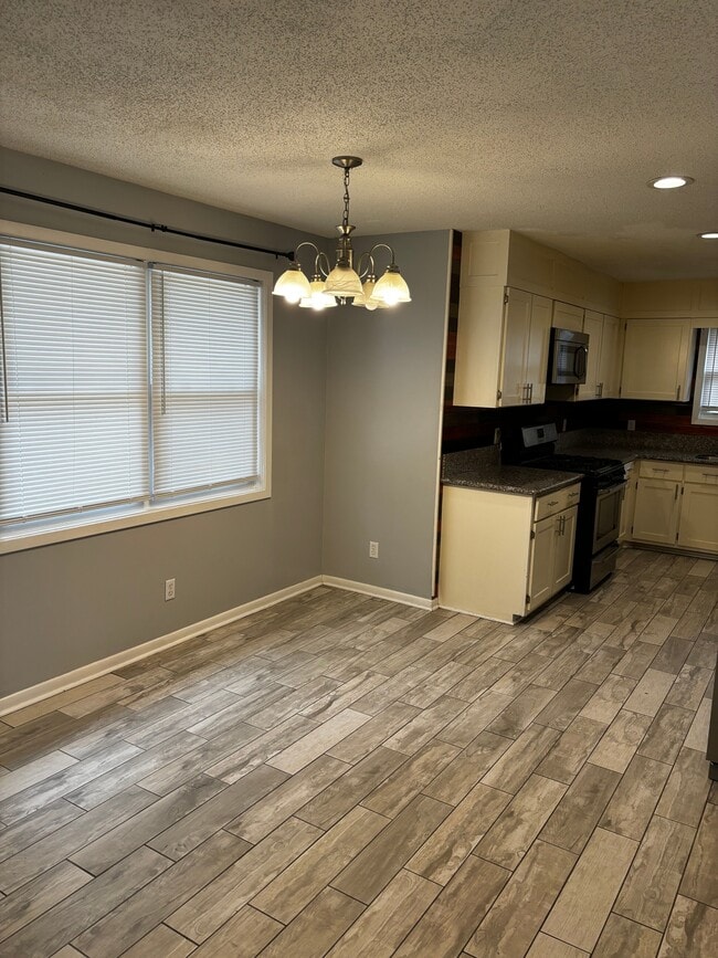 Building Photo - 1042 Live Oak Dr