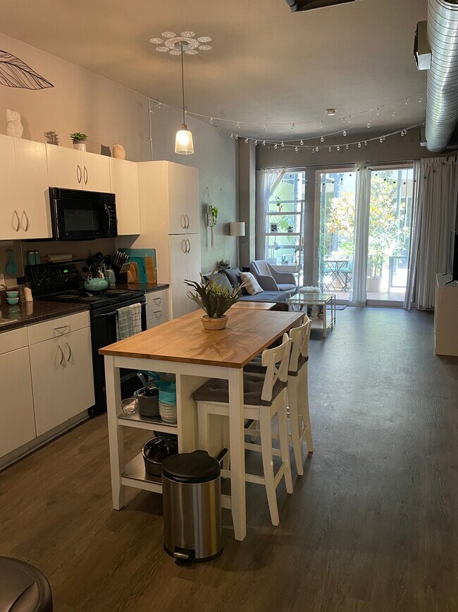 Building Photo - 777 6th Ave