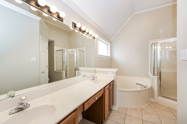 Building Photo - 490 Bruins Trce