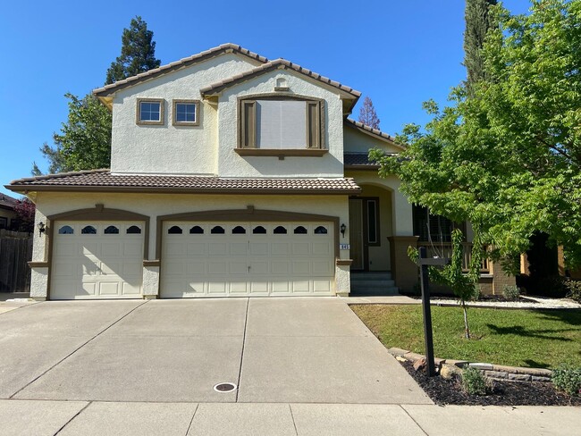 Primary Photo - Large 4 bdrm 3 bath in Broadstone