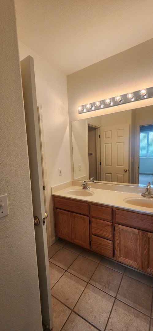 Building Photo - 4 Bedroom 2 Bathroom Home in Elk Grove