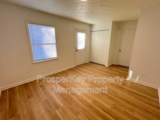 Building Photo - 205 25th St