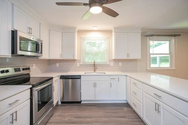 Building Photo - Brentwood Oasis: Newly Renovated 3 Bed, 2 ...