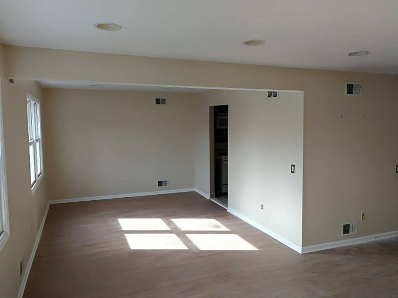 Building Photo - 235 Cristiani St