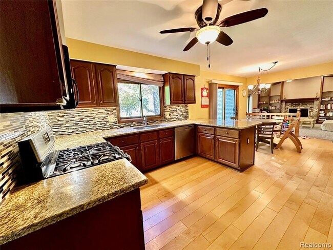 Building Photo - 24397 Venice Dr
