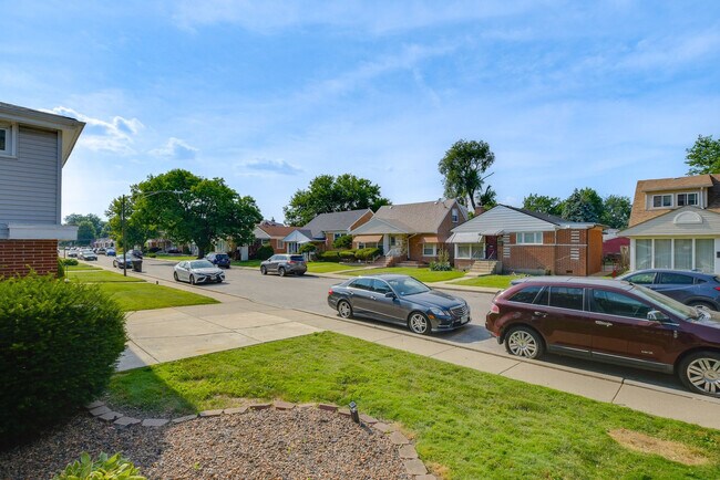 Building Photo - 2805 W 83rd Pl