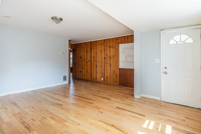 Building Photo - 668 Grand St