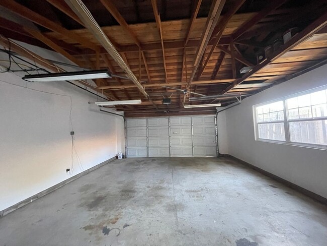Building Photo - Beautiful Mesa Oaks Home