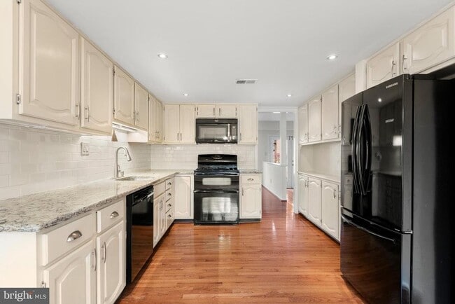 Building Photo - 11 Treaty Dr