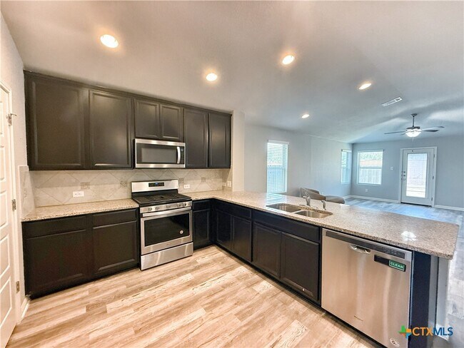 Building Photo - 8819 Straight Oaks