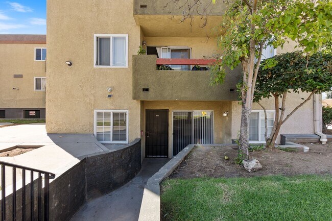Building Photo - Updated 2 Bedroom Apartment!