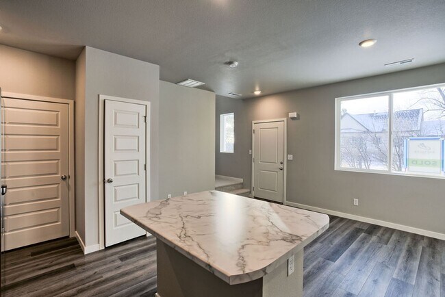 Building Photo - Beautiful Townhome For Lease