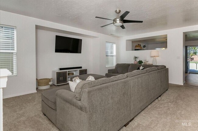 Building Photo - Large 5 Bedroom 3 Bath Home in Meridian _ Dog Friendly!