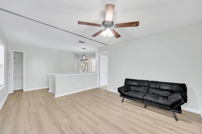 Building Photo - Nice 3/2.5 Home in East Orlando with 2-Car Garage