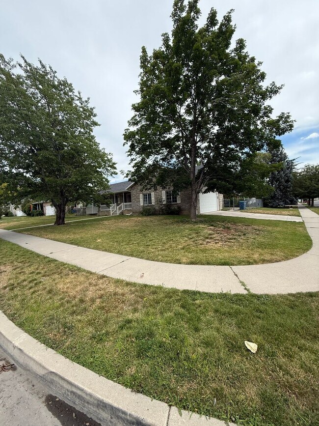 Building Photo - Dual-Living 6-Bed Rambler | 2 Kitchens & 2 Laundry Rooms!