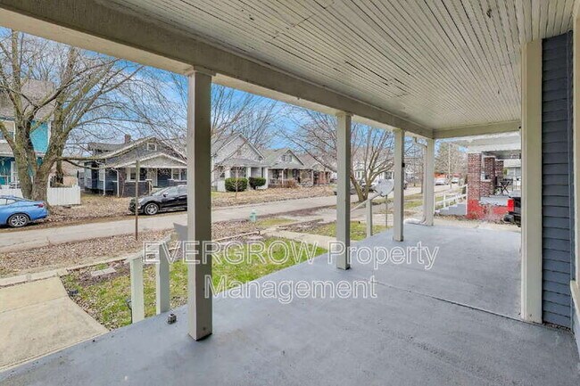 Building Photo - 413 N Oxford St