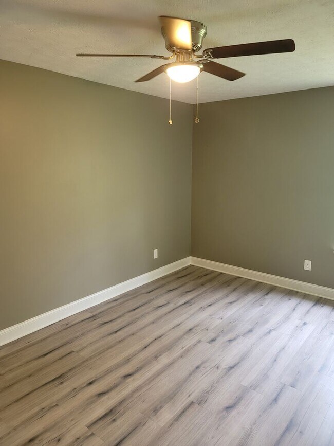 Building Photo - RENOVATED 2 BDRM, 2 BATH UPSTAIRS CONDO.  ...