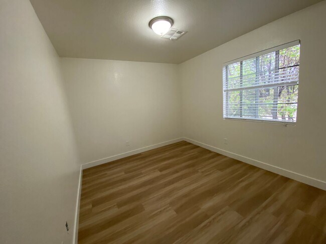 Building Photo - 4 Bed/2.5 Bath - Remodeled