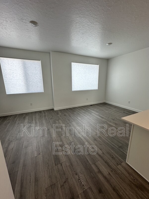 Building Photo - 887 E Seaside St