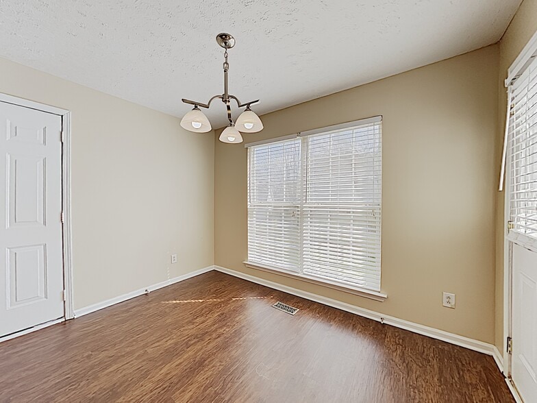 Building Photo - 280 Iris Dr