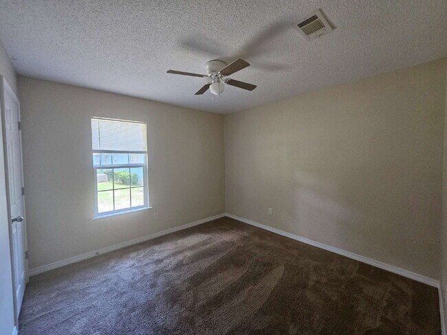 Building Photo - "Charming 3-Bed, 2-Bath Retreat Awaits!"