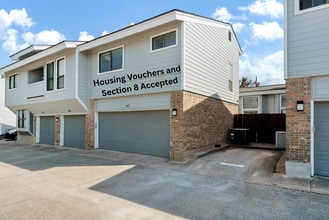 Building Photo - Lovely and Well maintained 2 bedroom & 2.5...
