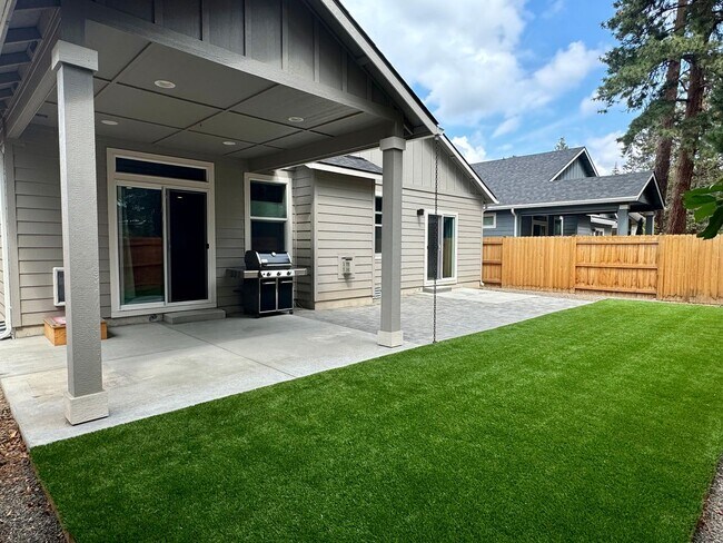 Building Photo - Fully Furnished 3 Bed/2 Bathroom Home-2042...