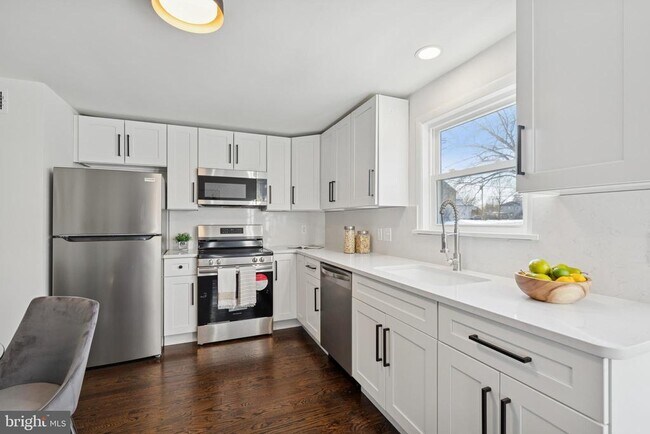 Building Photo - 303 Lemon St