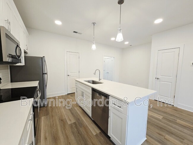 Building Photo - 700 N Dupont Ave